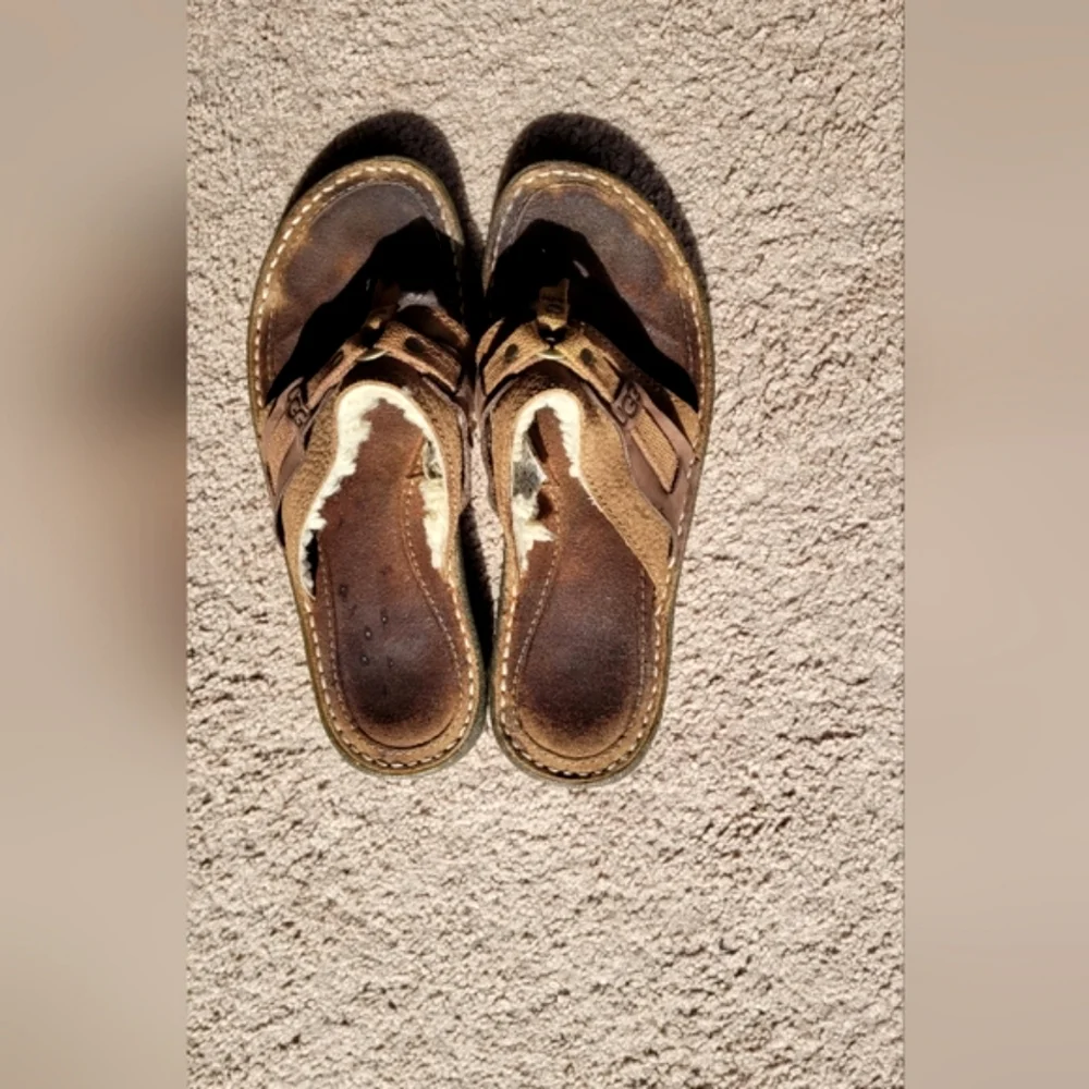 UGG Women's Furry Sherpa Lined Flip Flops Sandals Size 9 UGG 1629